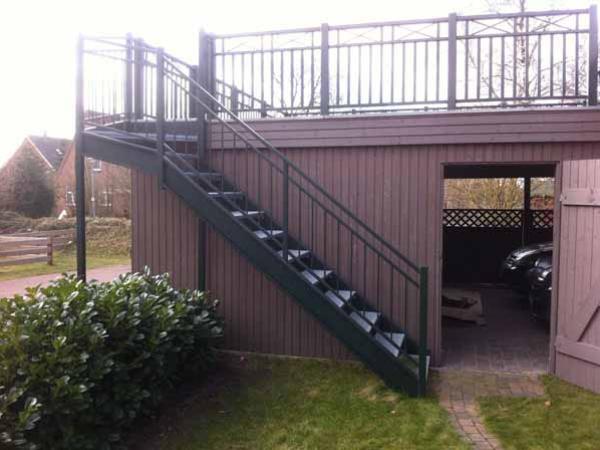 Dachterrassengeländer-mit-Treppenaufgang.jpg